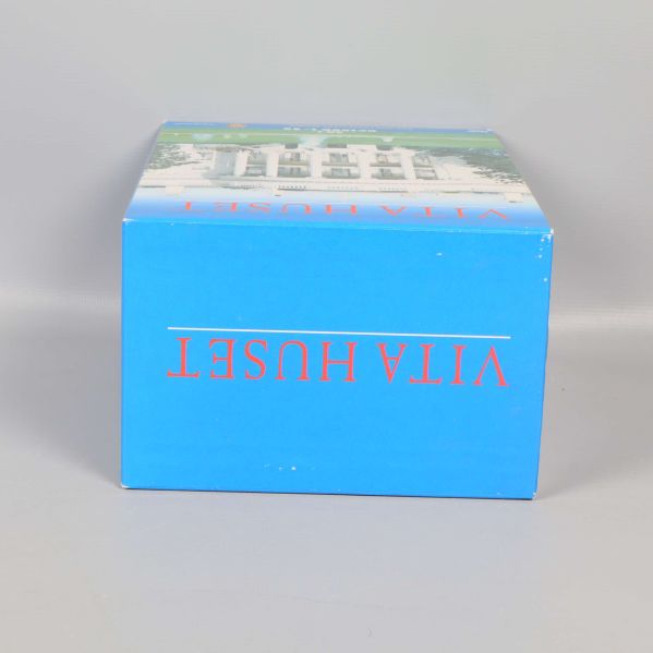 Undersidan av DVD-boxen Vita Huset år 1 med text uppochner