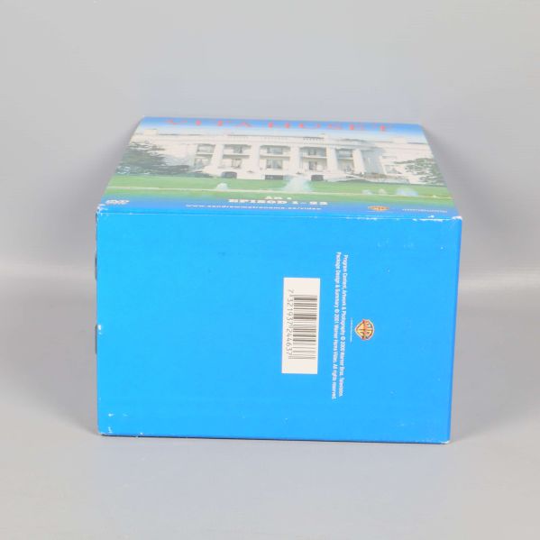 Baksida på DVD-boxen Vita Huset år 1 med streckkod