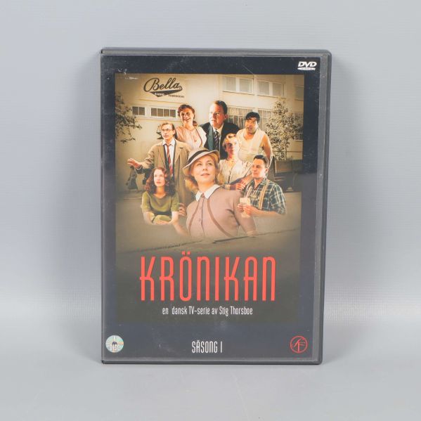 Framsidan av dvd-boxen Krönikan säsong 1 med bild på karaktärer