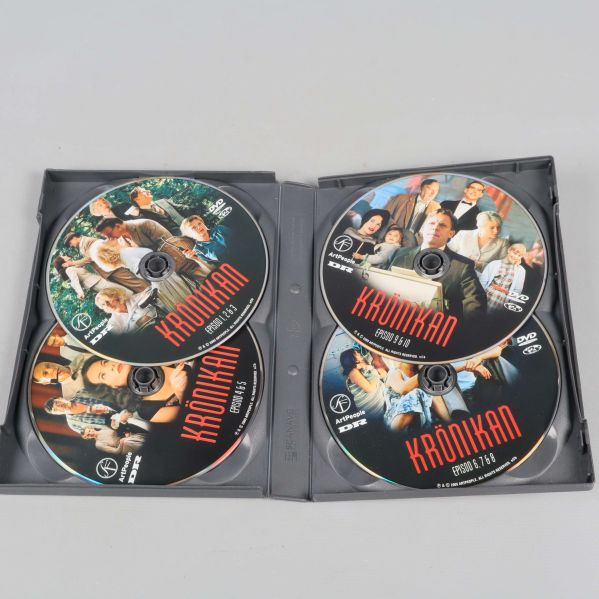Öppen dvd-box med fyra skivor för Krönikan säsong 1