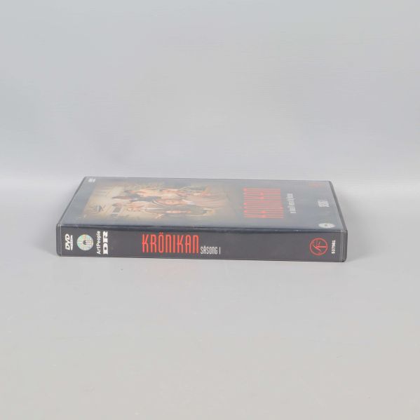 Dvd-boxen Krönikan säsong 1 liggandes med titeln synlig