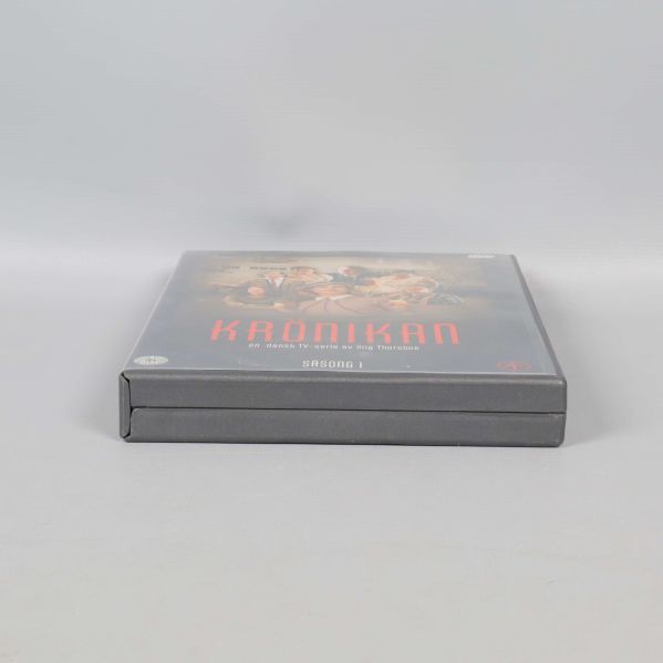 Nedifrån fotograferad dvd-box av Krönikan säsong 1