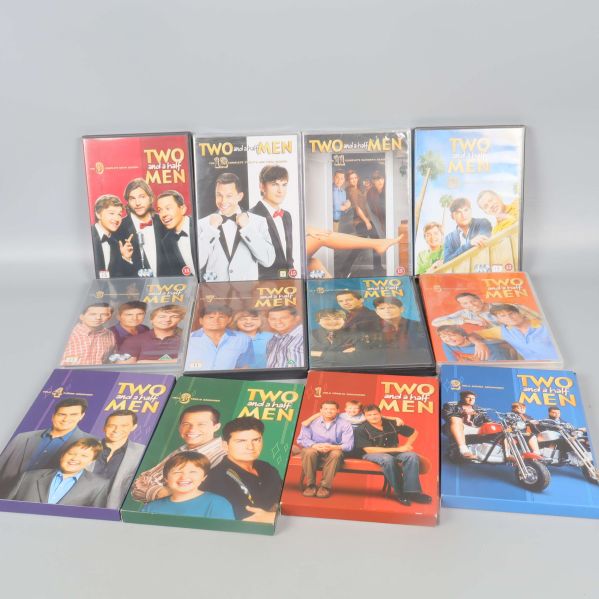 Framsida av samtliga Two and a Half Men DVD-fodral säsong 1 till 12