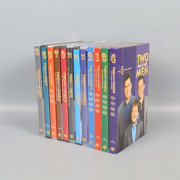 Ryggar på alla Two and a Half Men DVD-fodral