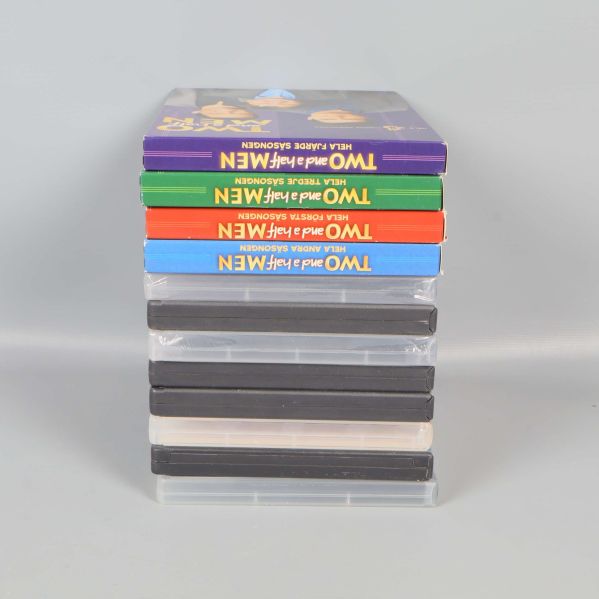 Ytterligare vy av staplade TV-serie-DVD-fodral