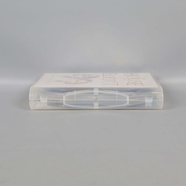 Boxen sedd uppifrån, visar stängd dvd-förvaring