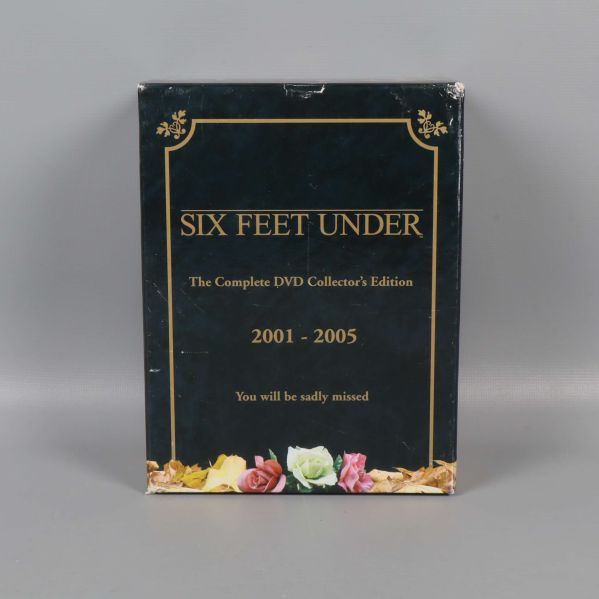 Baksida av Six Feet Under DVD-box med årtal 2001-2005