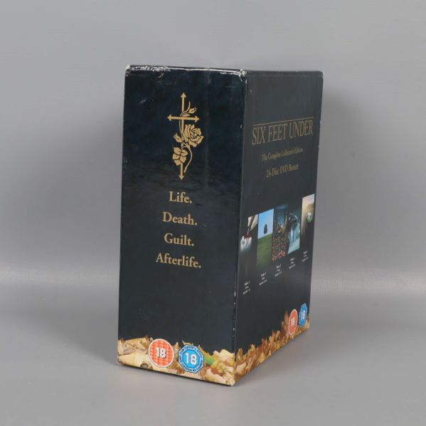 Sida av DVD-box med text om liv och död