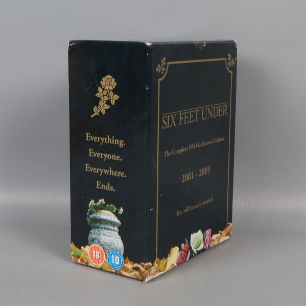 Andra sida av DVD-box med citat och motiv