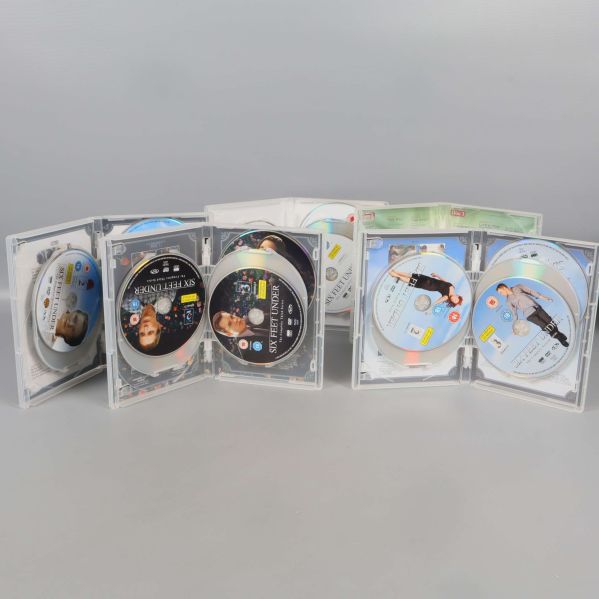 Uppslagna fodral med Six Feet Under DVD-skivor