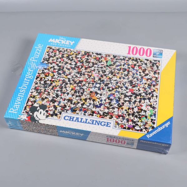 Mickey and Friends pusselbox fotograferad i vinkel