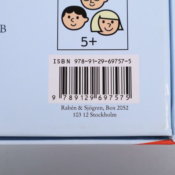 Närbild på streckkod och femårsikon på baksidan av lådan