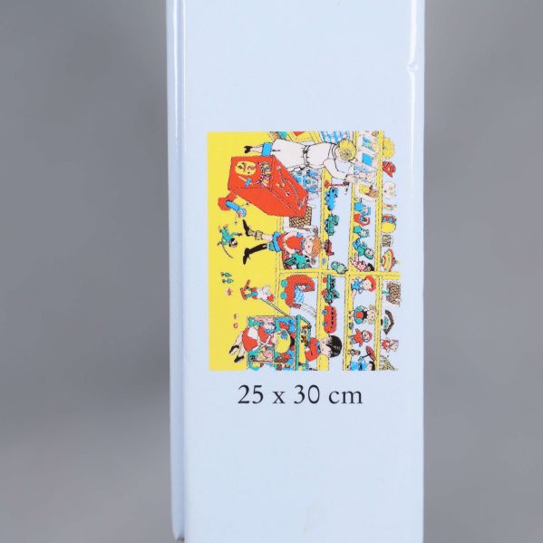 Sida av pussellåda med måttangivelse 25 x 30 cm