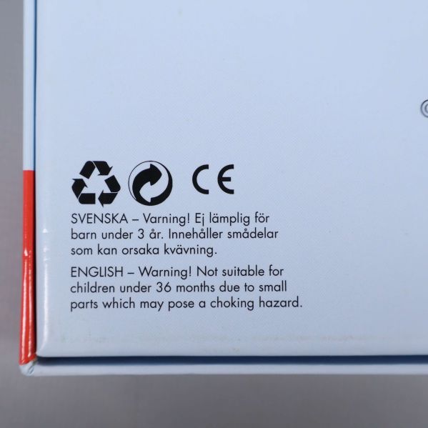 Varningssymboler och varningstext på baksidan av lådan