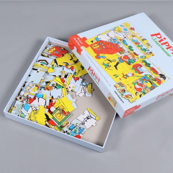 Öppen pussellåda med bitar synliga inuti