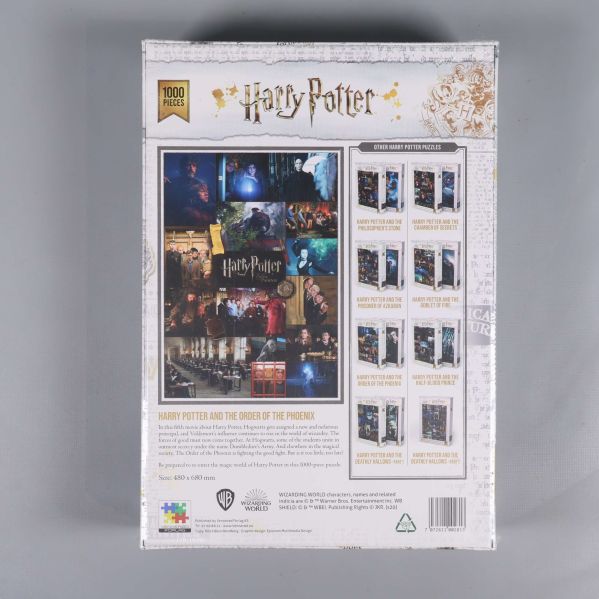 Baksidan på pussellådan visar motiv och ytterligare seriemotiv