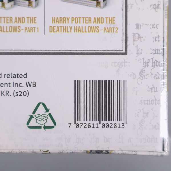 Närbild på streckkod och symboler på pussellådans baksida