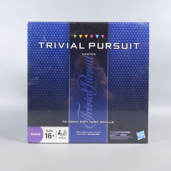 Framsida av Trivial Pursuit-spel med blå och lila design och tydlig logotyp