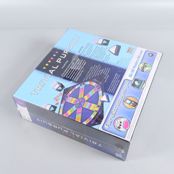 Trivial Pursuit-spellåda sedd i vinkel med synlig baksida och sida