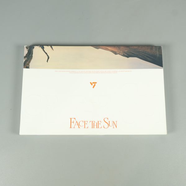 K-pop samlarbok med texten Face the Sun framtill