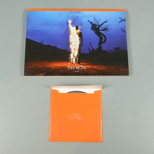 Face the Sun samlarbok med tillhörande fodral