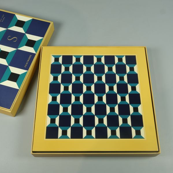 Schackbräde i modern design med gula kanter och blåa fält