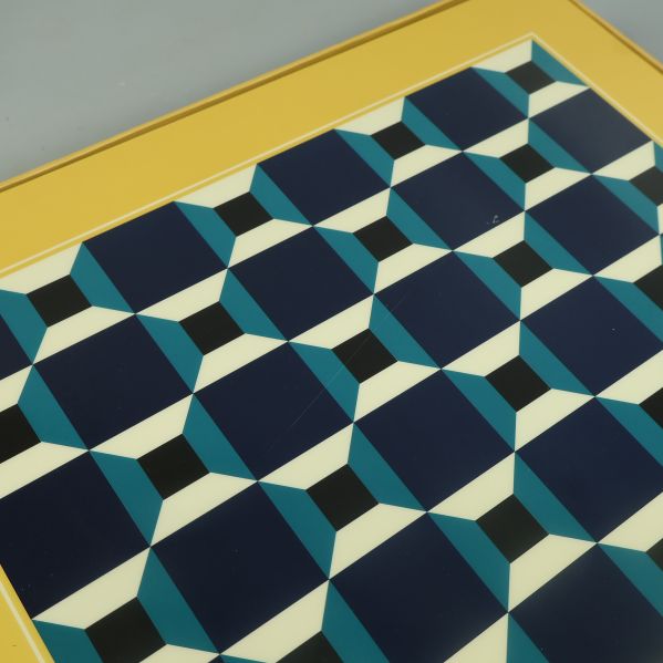 Närbild på schackbräde med geometriskt mönster och kant i gult