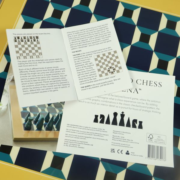 Instruktionshäften och kartongens baksida på schackspel