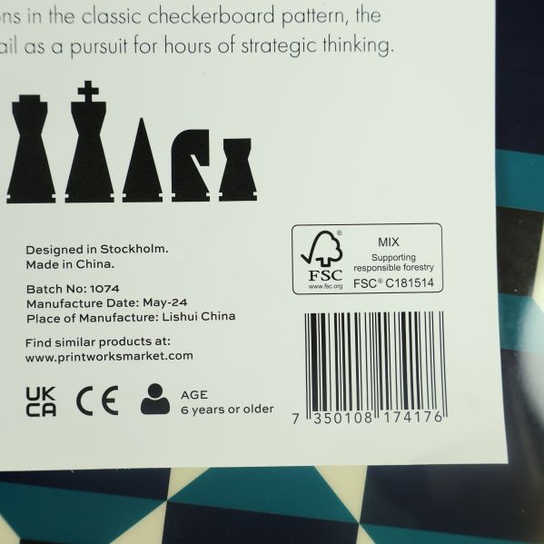Detalj av schackspelsbaksida med åldersrekommendation och streckkod