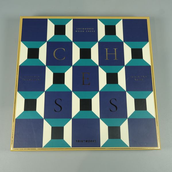 Framsida på schackspel med grafiskt blått mönster