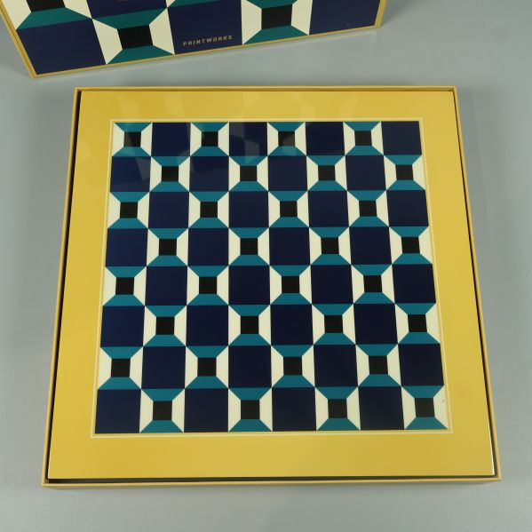 Schackbräde med gult och blått grafiskt mönster