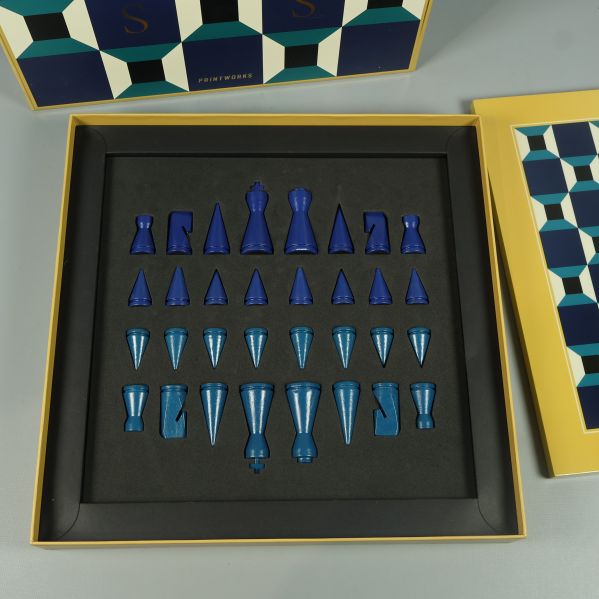 Schackpjäser i blått placerade i förpackning