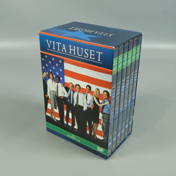 Vita Huset DVD-samlingsbox med framsida och seriefigurer mot amerikansk flagga
