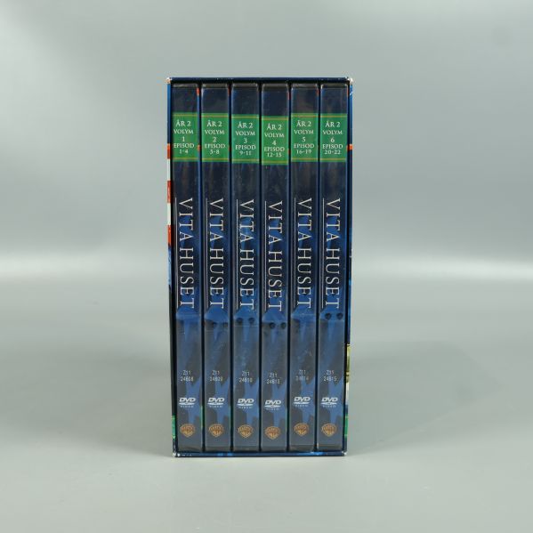 Sex DVD-fodral för Vita Huset år 2, visade från sidan i box