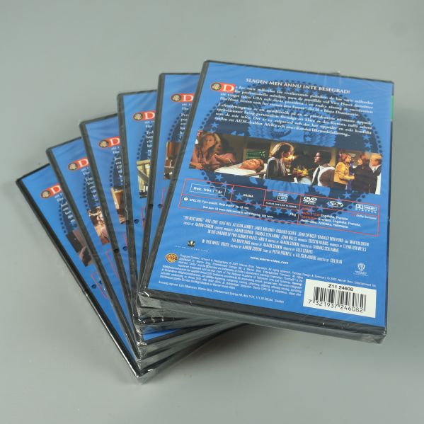 Baksidor på fem av sex DVD-fodral för Vita Huset år 2 med bilder och info