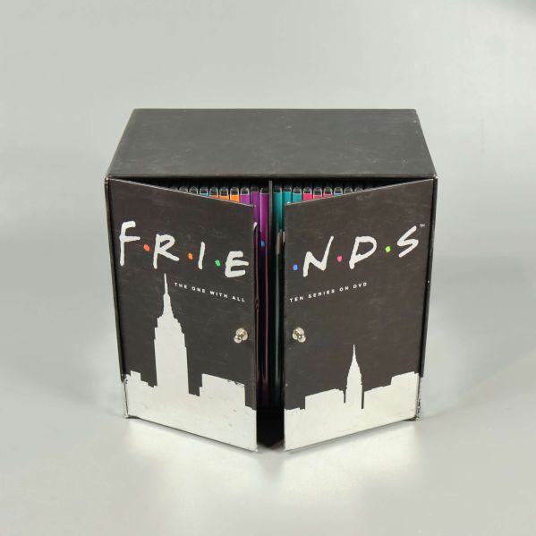Friends DVD-box med silhuett av New York och öppna dörrar