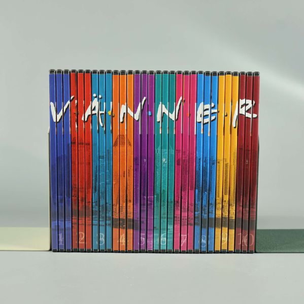 Spine av Friends DVD-fodral ställda i rad bildar ordet VÄNNER