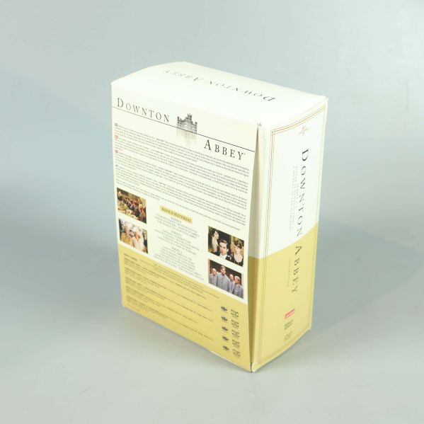 Baksidan av Downton Abbey DVD-box med text och bilder