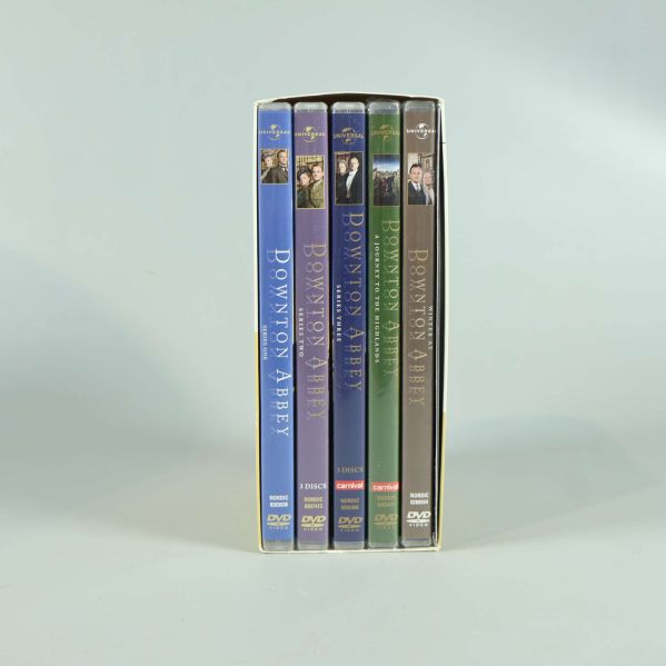 Fem DVD-fodral från Downton Abbey boxen i rad