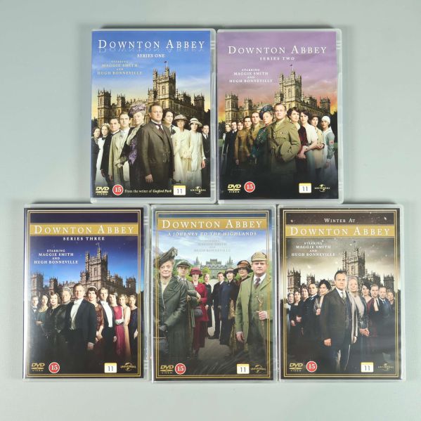 Fem Downton Abbey DVD-omslag i olika färger med karaktärer
