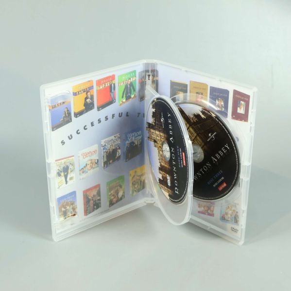 Öppen DVD-fodral med två Downton Abbey-skivor synliga