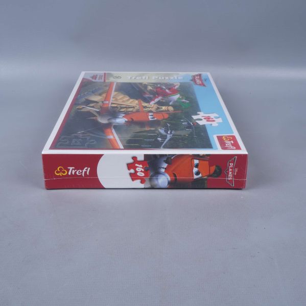 Kortsida med Trefl logotyp och Disney Planes motiv