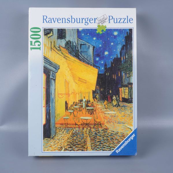 Framsidan av pussellådan med 1500 bitar och färgstarkt nattmotiv