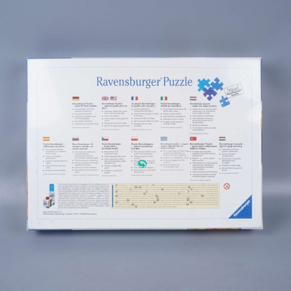 Baksidan av pussellådan med produktbeskrivning och språk