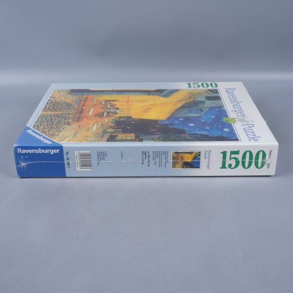 Pussellåda fotograferad från sidan med motivet synligt