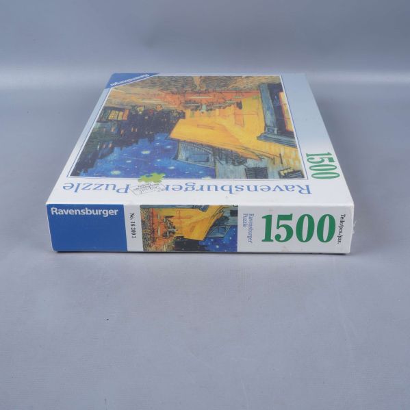 Pussellåda fotograferad liggande med motiv och logotyp