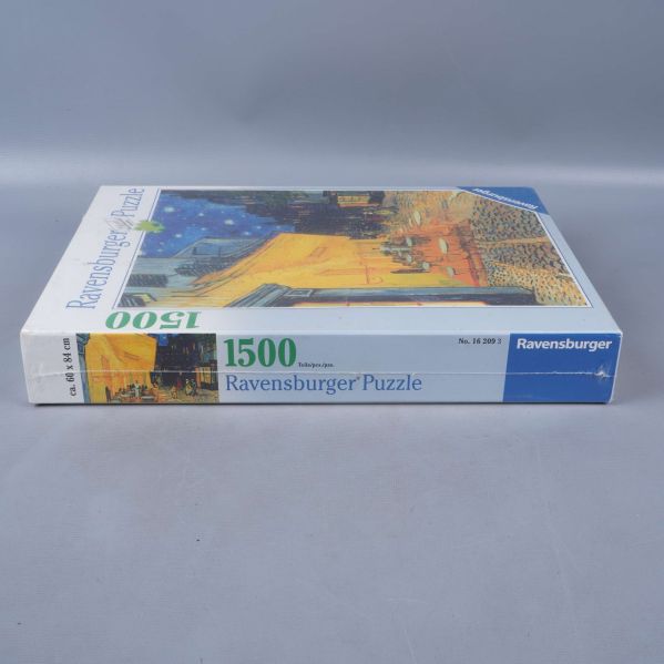 Pussellåda sedd från kortsidan med bitantal och logotyp