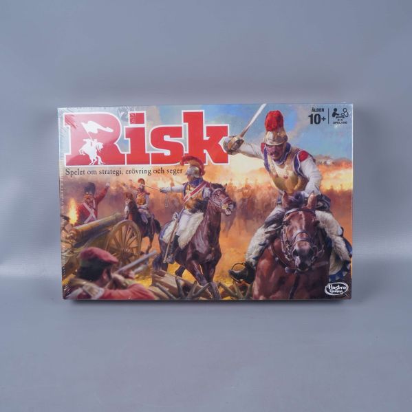 Framsidan av Risk spelkartongen med soldater i strid