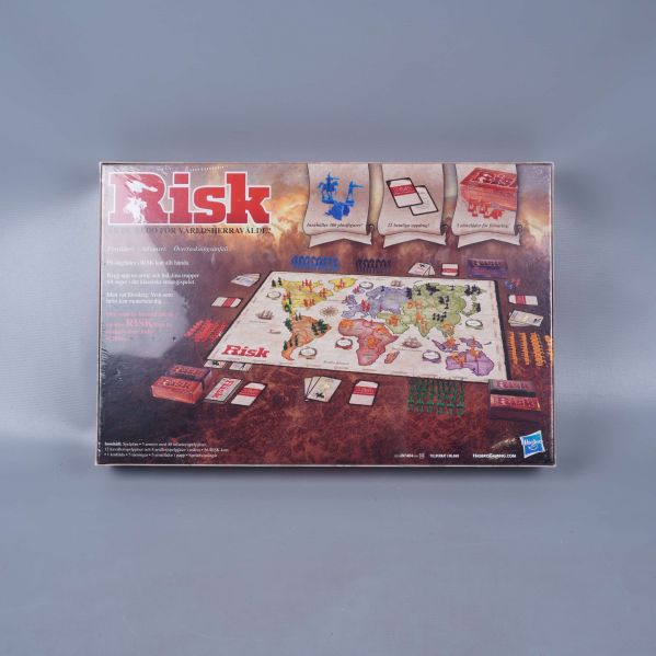 Baksida av Risk spelkartong med spelplan och tillbehör