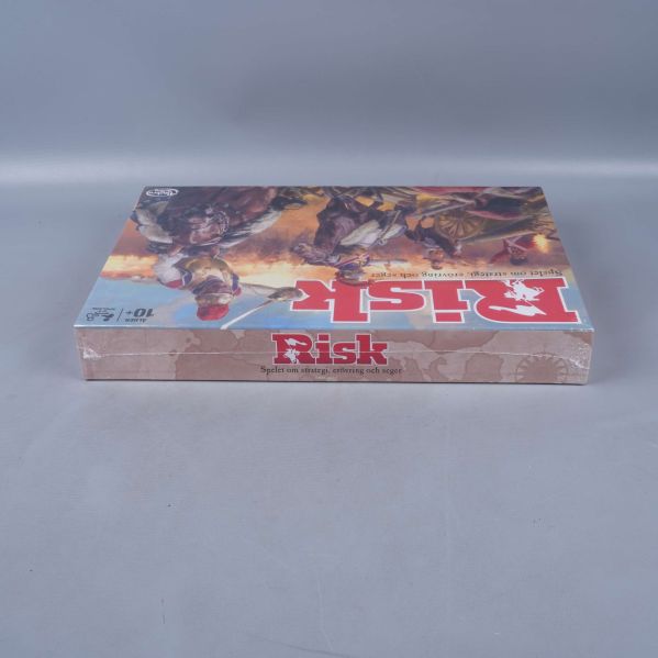 Risk spelkartongen sedd från sidan med logotypen synlig